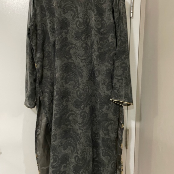 Beautiful indian suit with matching dupatta - Picture 2 of 4